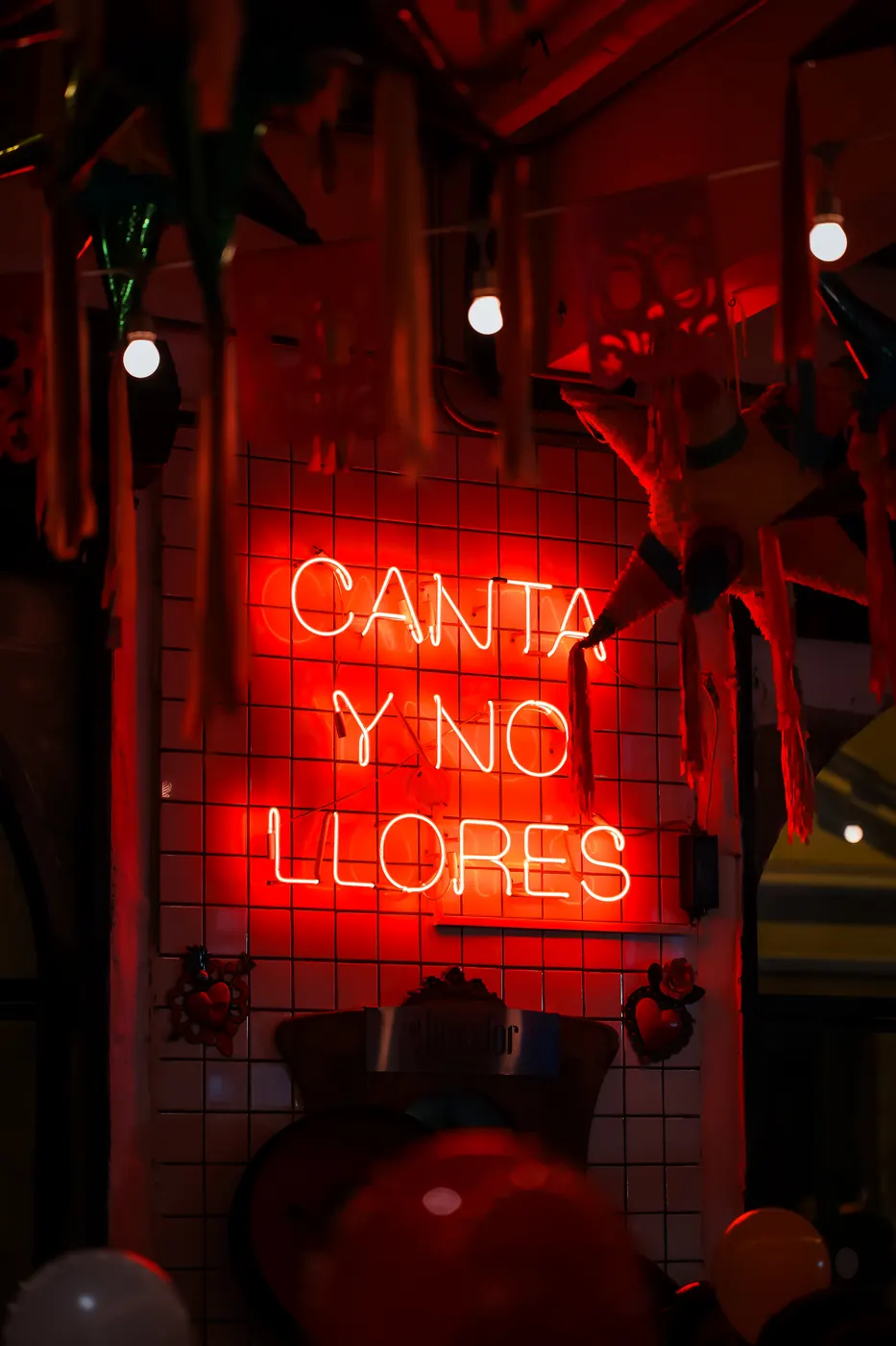 Ambiente Mezcalería — sala y piñatas